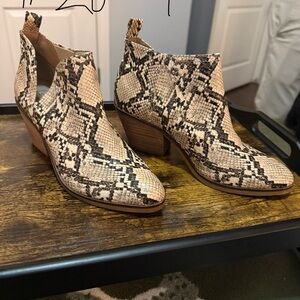 Steve Madden snake skin Beige and Black patterned Ankle Booties
